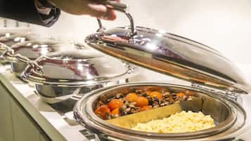 Petit déjeuner complet (28 EUR par personne)