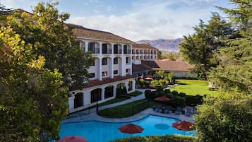 Piscine extérieure, parasols de plage, chaises longues