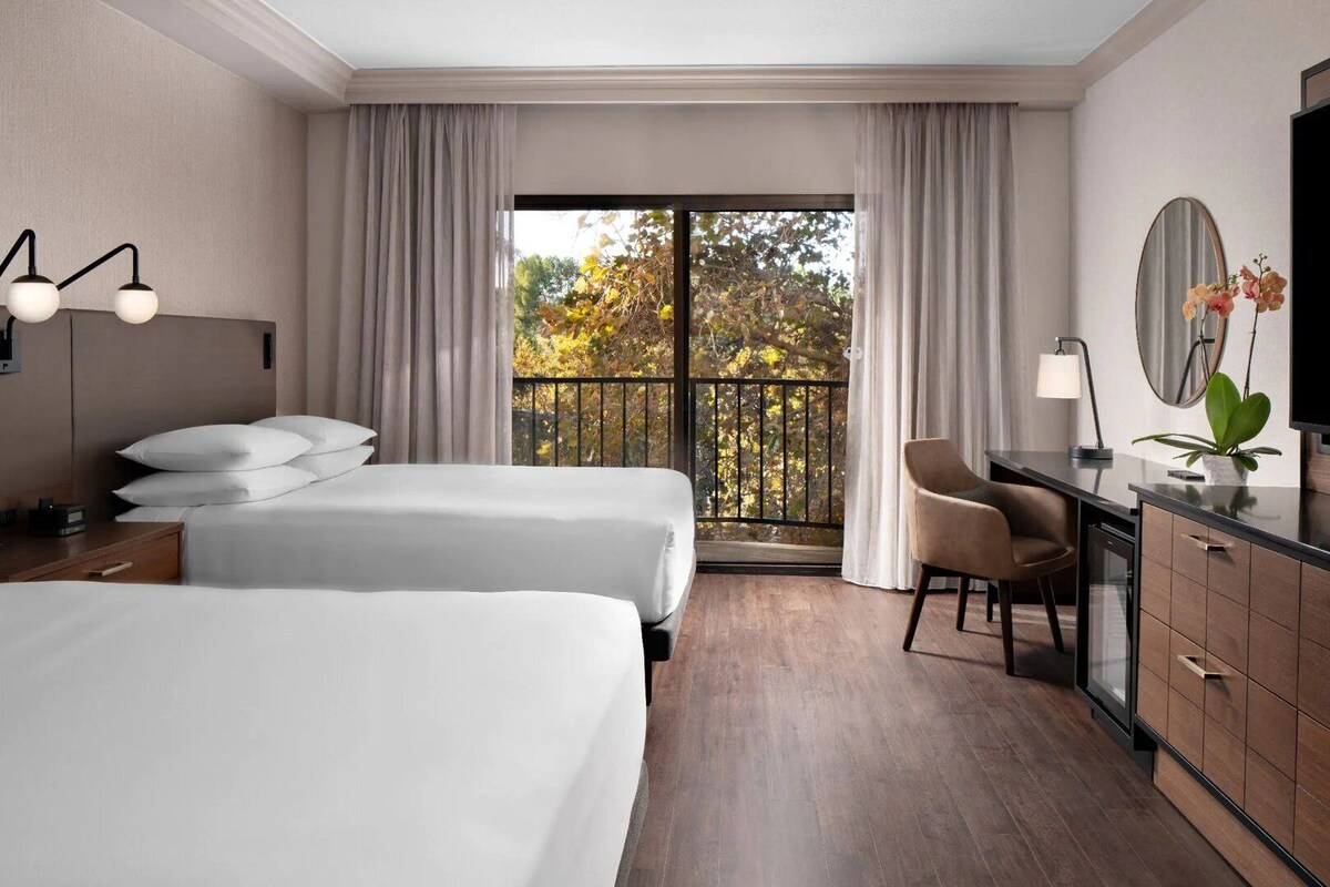 Premium bedding, down comforters, in-room safe, desk