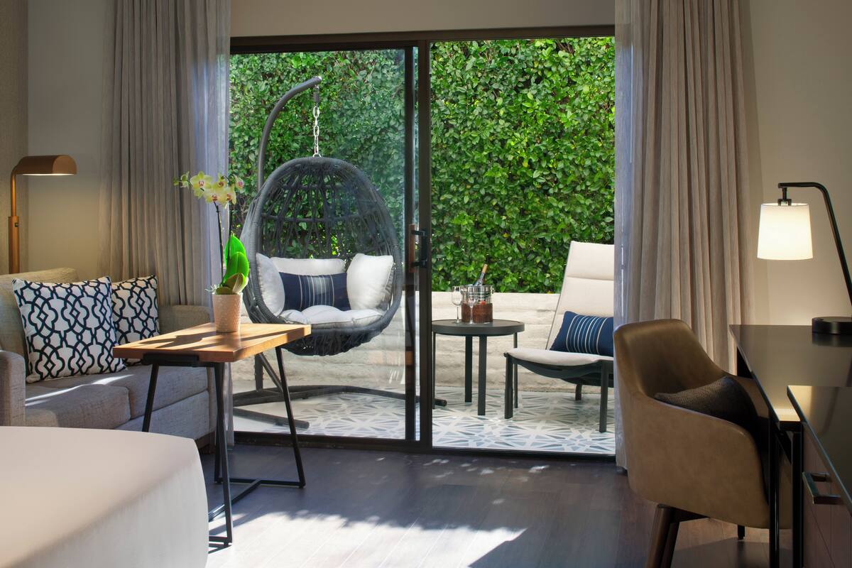 premium bedding, down duvets, in-room safe, desk