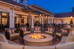 Breakfast, lunch, dinner served; American cuisine, garden views 