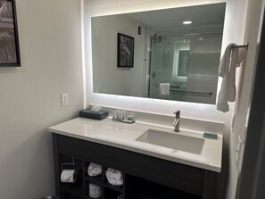 Combined shower/bathtub, hair dryer, towels - La Quinta Inn & Suites by Wyndham Mobile (Mobile)