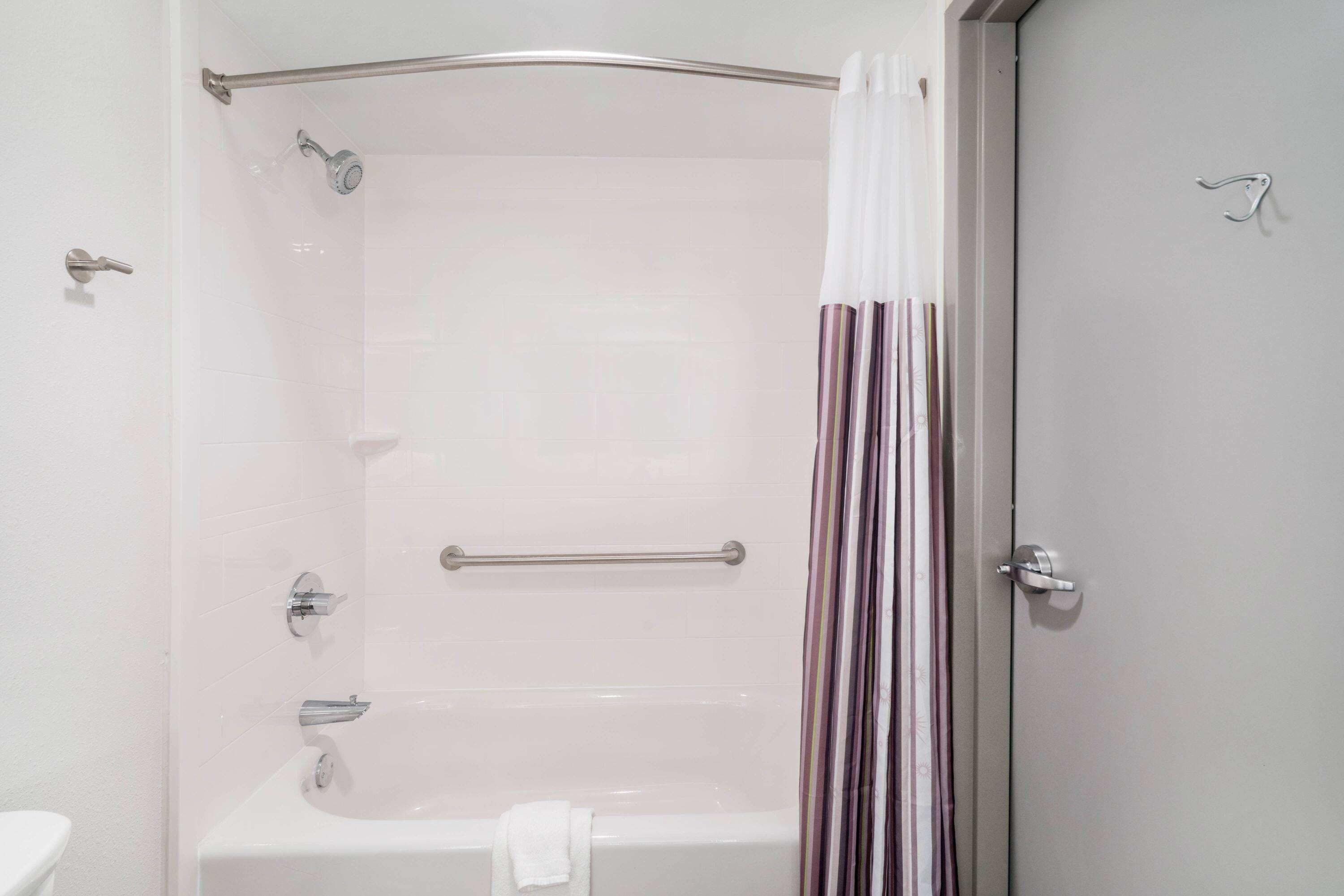 Une salle de bain avec une baignoire, une douche et des toilettes.
