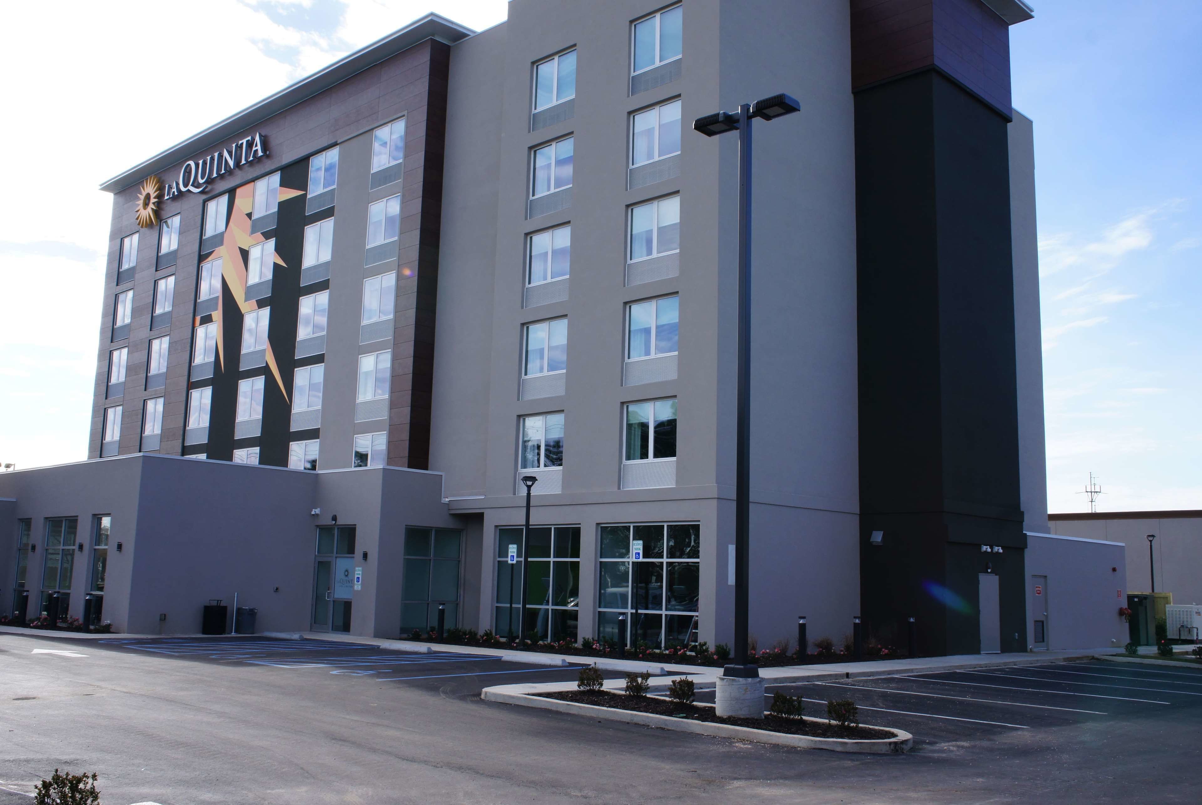 Un hotel La Quinta con una facciata moderna, ampie finestre e un parcheggio.