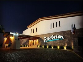 住宿正面 - 傍晚/夜晚