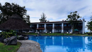 Kolam renang outdoor