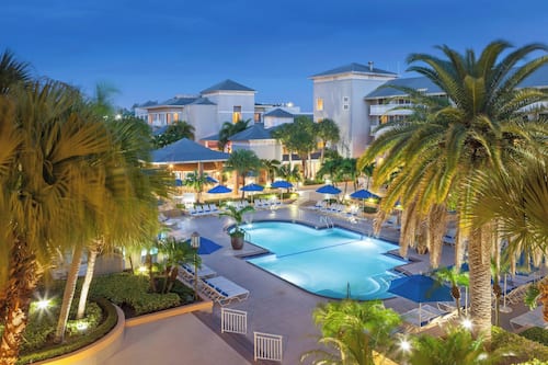 3 piscines extérieures, accès possible de 7 h à 22 h, parasols