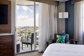 Hypo-allergenic bedding, down duvets, in-room safe, desk - Marriott Hutchinson Island Resort & Beach Villas, Golf & Marina (Stuart)
