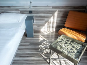 1 Schlafzimmer, hochwertige Bettwaren, Schreibtisch