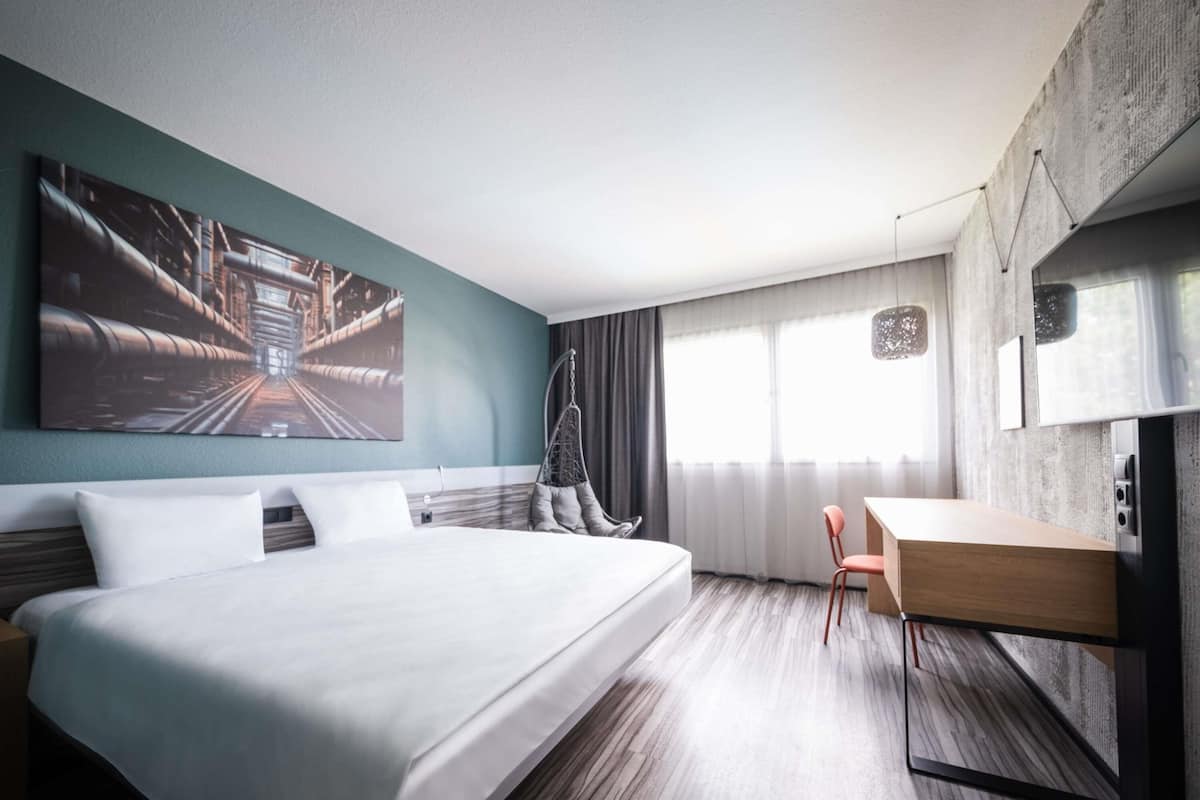 Standard Room, 1 King Bed | 1 bedroom, premium bedding, desk, blackout drapes