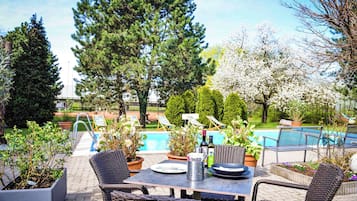 Frühstück, Mittagessen, internationale Küche, Blick auf den Pool