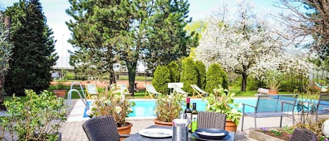 Frukost och lunch serveras, med utsikt mot poolen