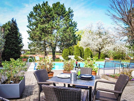 Se sirven desayunos y cocina internacional, con vista a la piscina