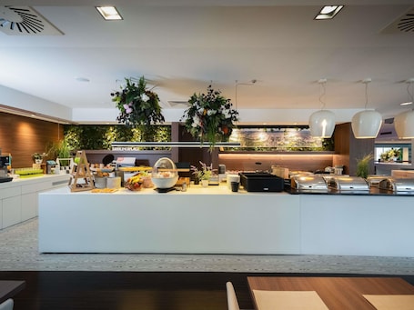 Se sirven desayunos y cocina internacional, con vista a la piscina . ibis Styles Linz