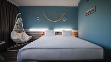 Ein Schlafzimmer mit einem großen Bett, einem Hängestuhl und einer Wandhammock.