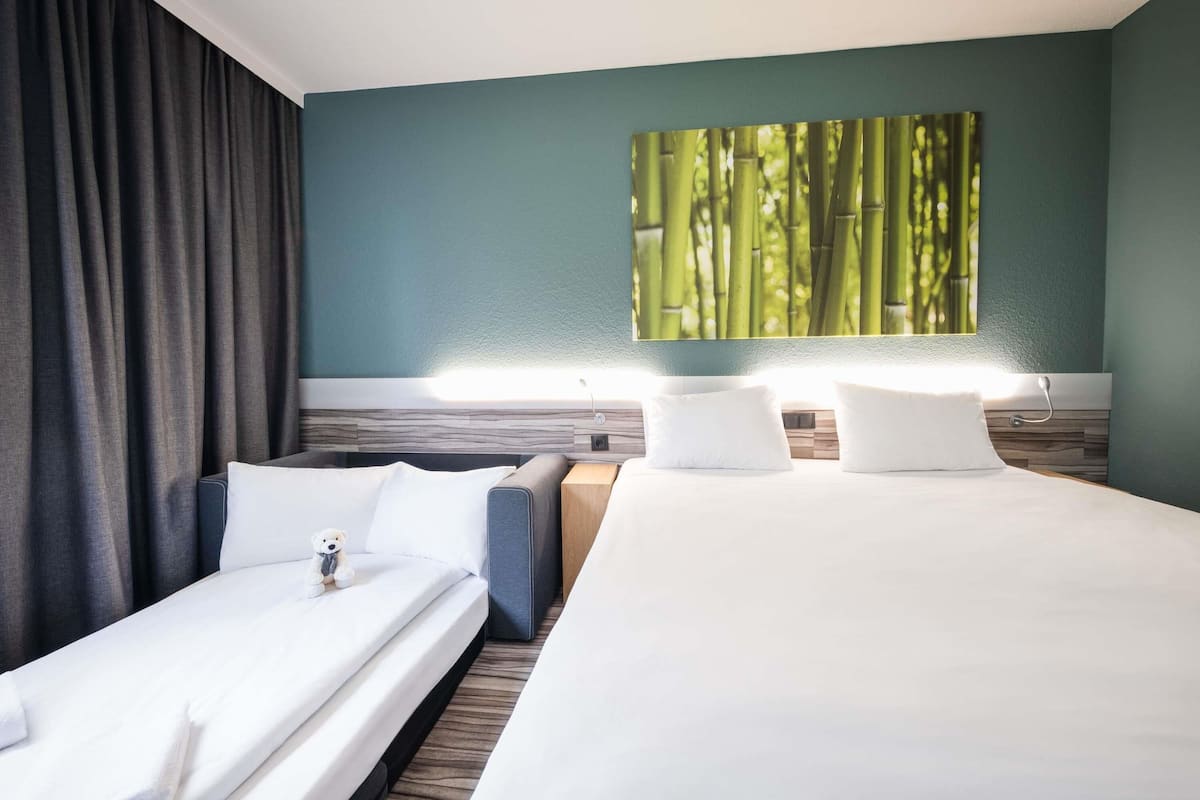 Chambre Familiale, 1 trÚs grand lit et 1 canapé-lit | 1 chambre, literie de qualité supérieure, bureau, rideaux occultants