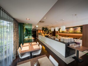 Frühstück, Mittagessen, internationale Küche, Blick auf den Pool 