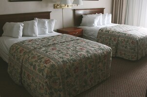 Habitación estándar doble, 2 camas dobles | Cortinas opacas, tabla de planchar con plancha, wifi gratis