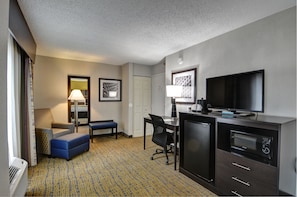 Standard Room, 1 King Bed, Non Smoking, Jetted Tub | Premium bedding, desk, laptop workspace, soundproofing