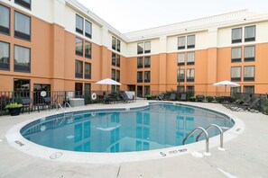 Seasonal outdoor pool - Comfort Inn & Suites Newark - Wilmington (Newark)