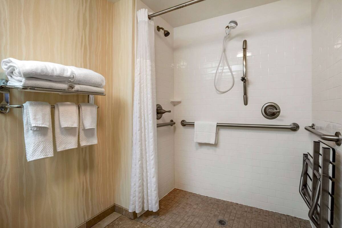 Baño | Tina con regadera, amenidades de baño ecológicas, secadora de cabello