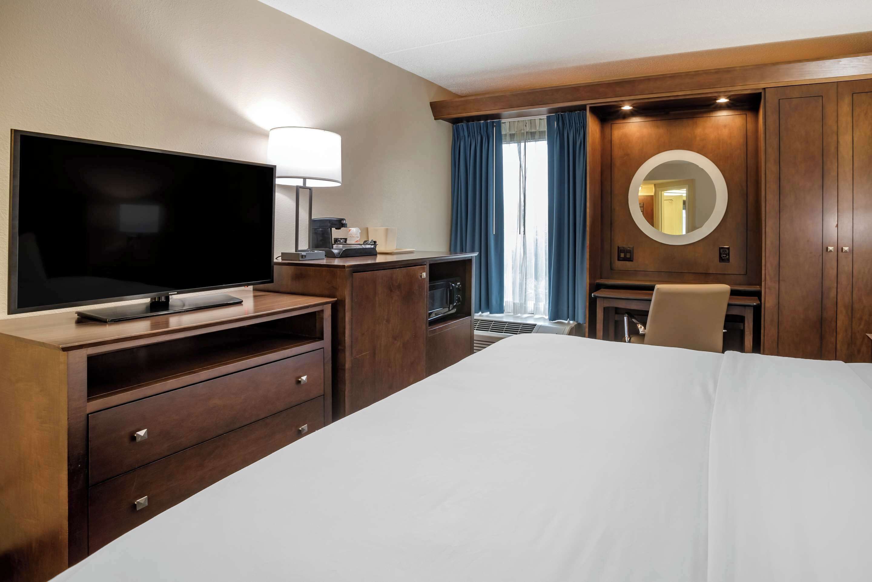 standard room, 1 king bed, non smoking | desk, blackout curtains, iron/ironing board, free wifi