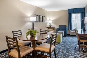 Desk, blackout drapes, iron/ironing board, WiFi (free) - Comfort Inn & Suites Newark - Wilmington (Newark)