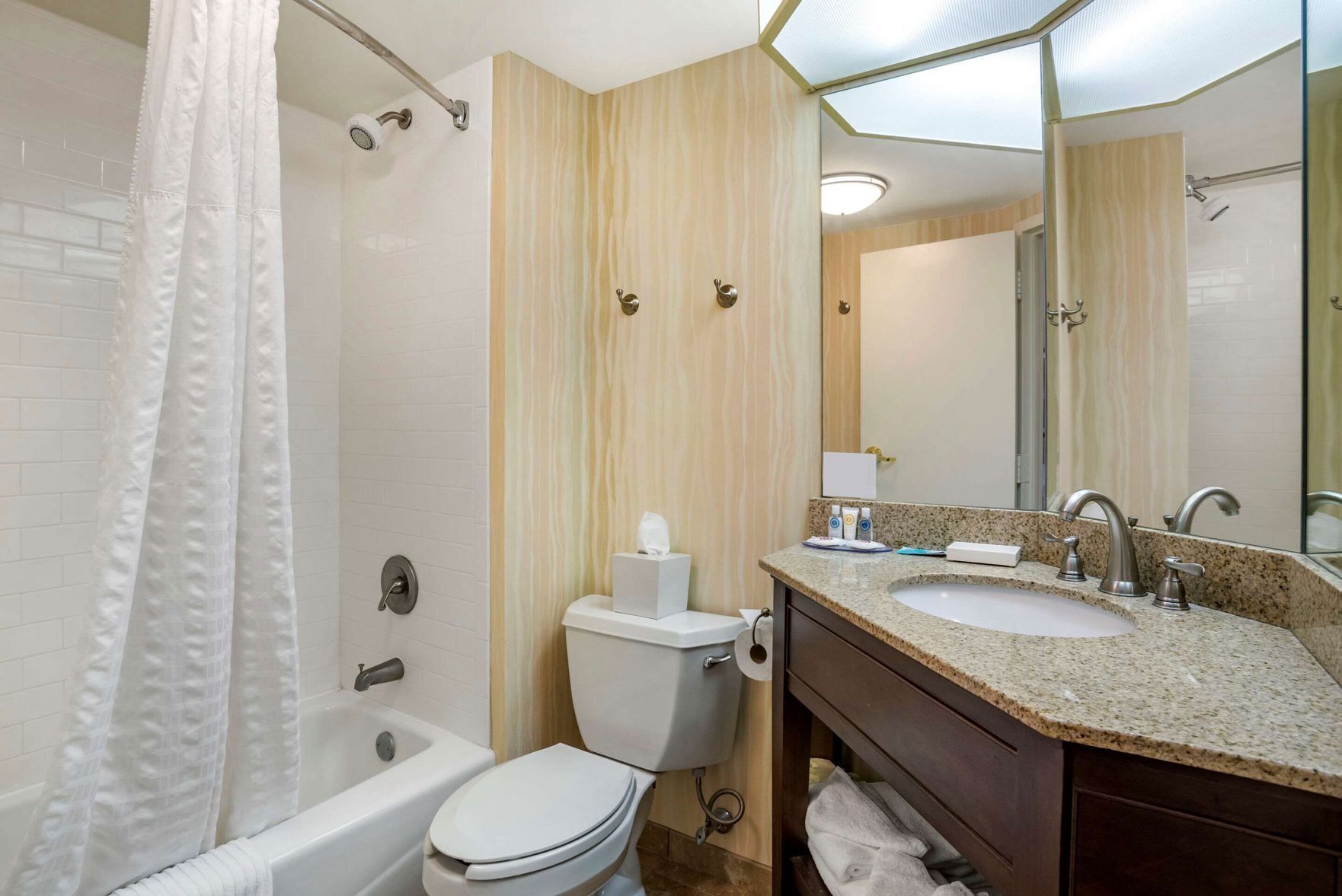 Baño | Tina con regadera, amenidades de baño ecológicas, secadora de cabello 
