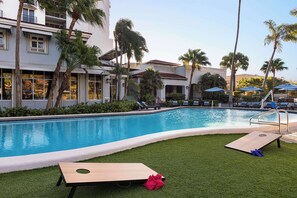 Außenpool, Sonnenschirme, Liegestühle