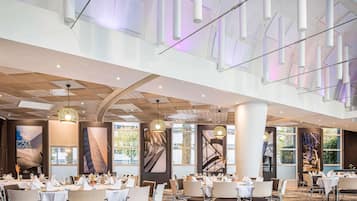 Serveert ontbijt, lunch en diner