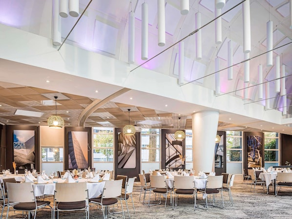 Serveert ontbijt, lunch en diner