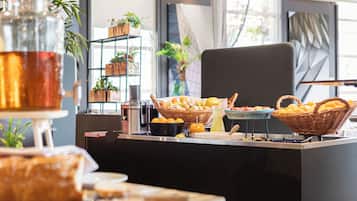 Colazione a buffet, servita tutte le mattine (20 EUR a persona)