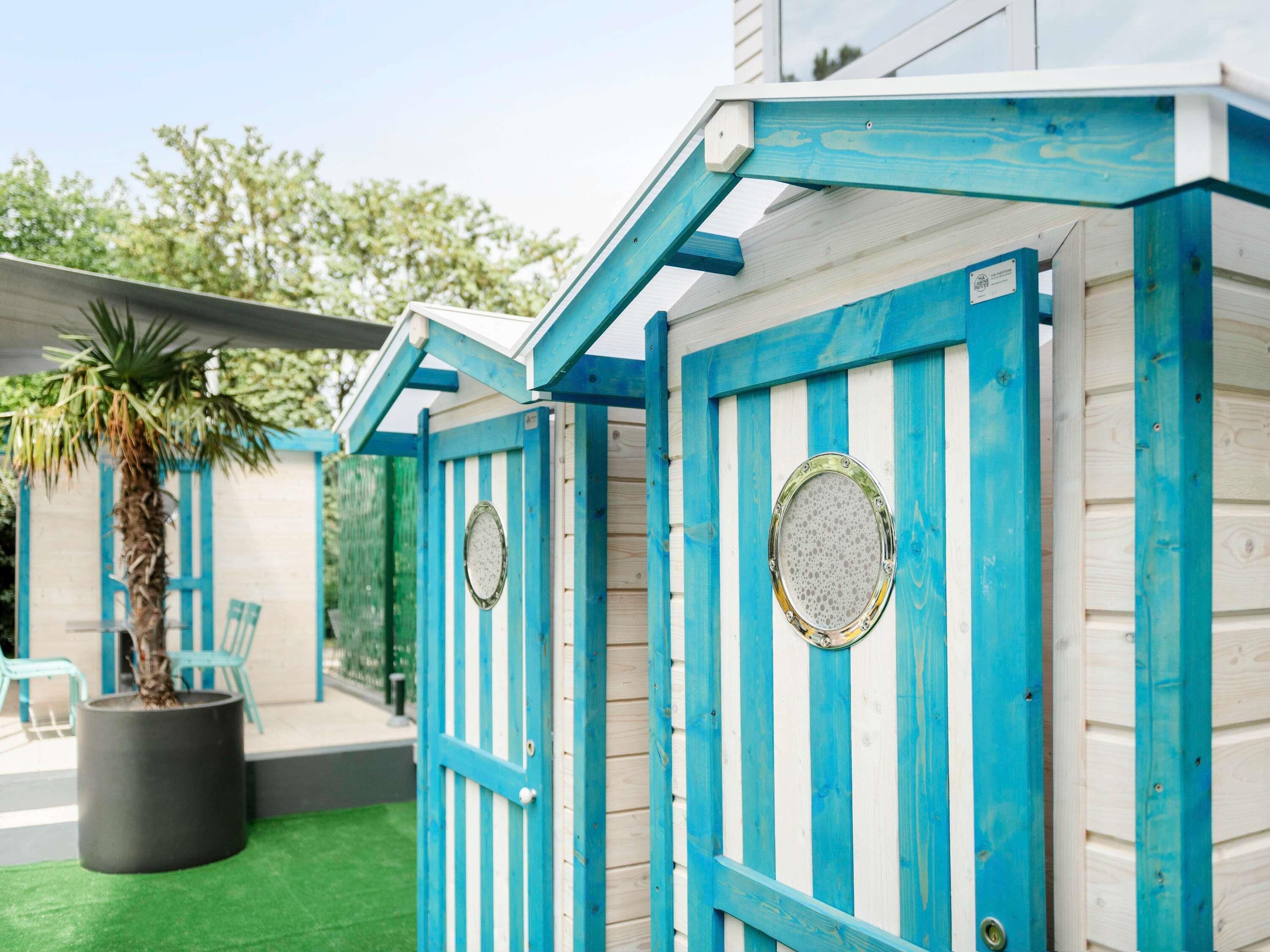 Piscine extérieure (ouverte en saison), cabanons gratuits