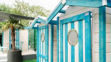 Breakfast, lunch and dinner served