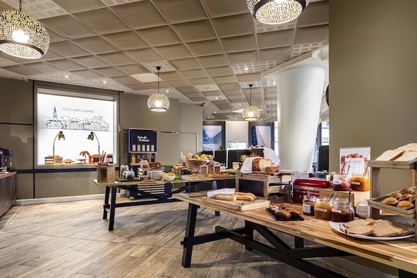 Sarapan bufet setiap hari (EUR 20 seorang)