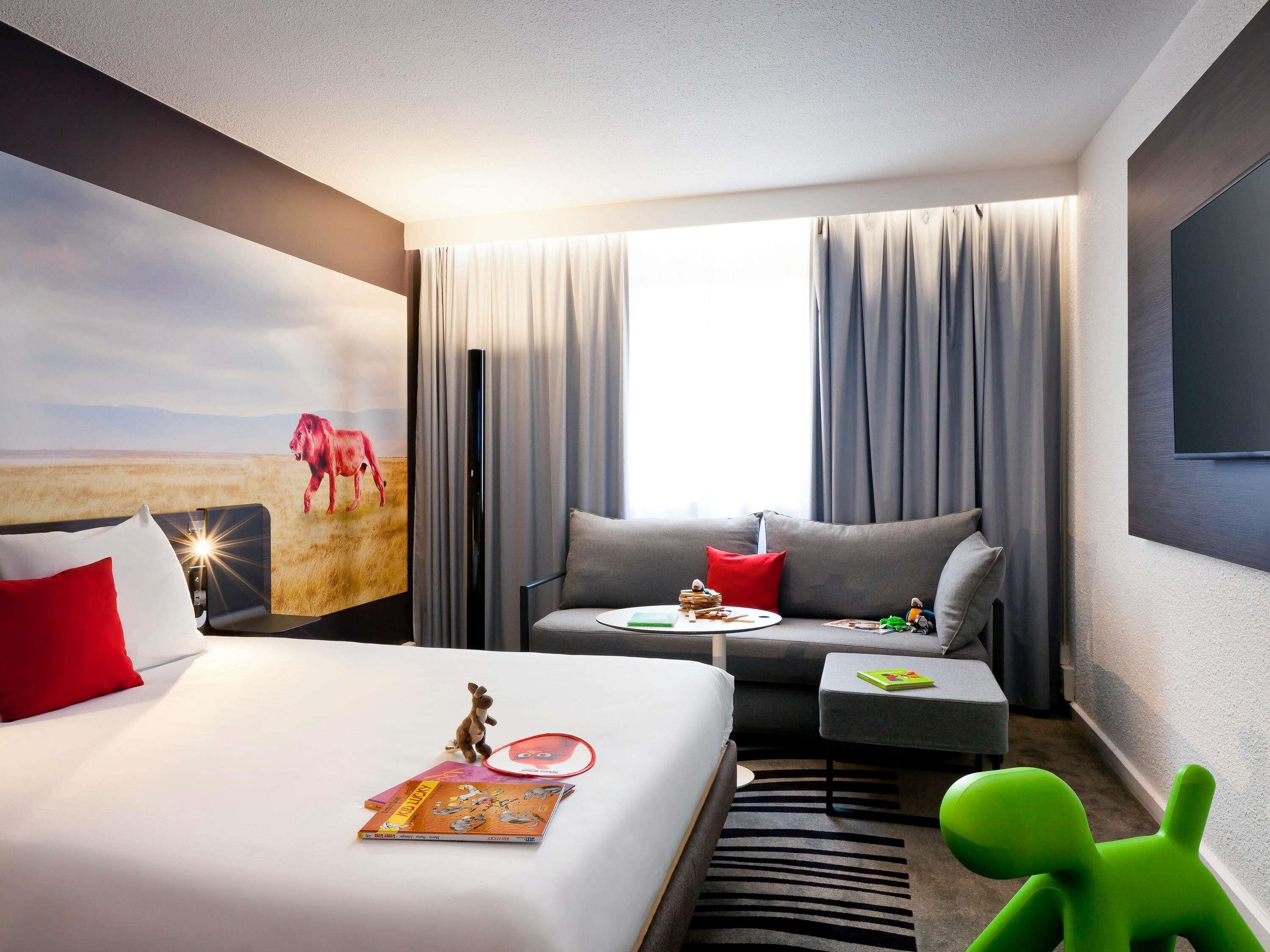 1 makuuhuone, ylelliset vuodevaatteet, minibaari, tallelokero huoneessa