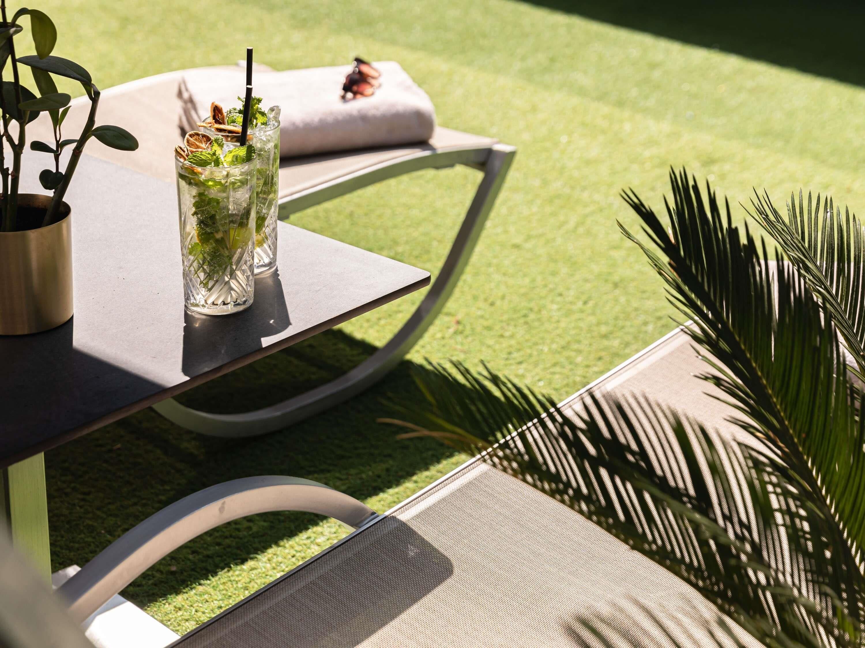 Een seizoensgebonden buitenzwembad en gratis zwembadcabana's