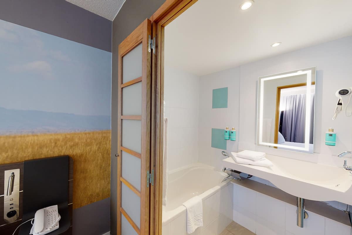 Chambre classique, Plusieurs lits | Salle de bain | Articles de toilette écologiques, séchoir à cheveux, serviettes fournies