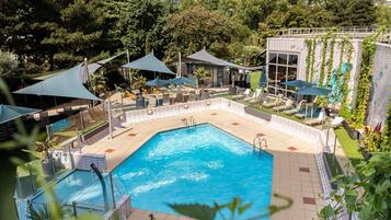 Una piscina al aire libre de temporada, cabañas de piscina gratuitas