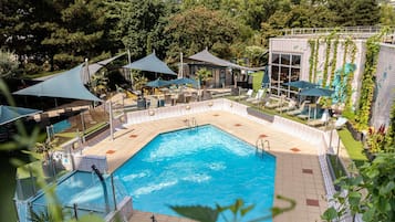 Piscina externa sazonal, funciona das 9h às 20h, barracas de cortesia