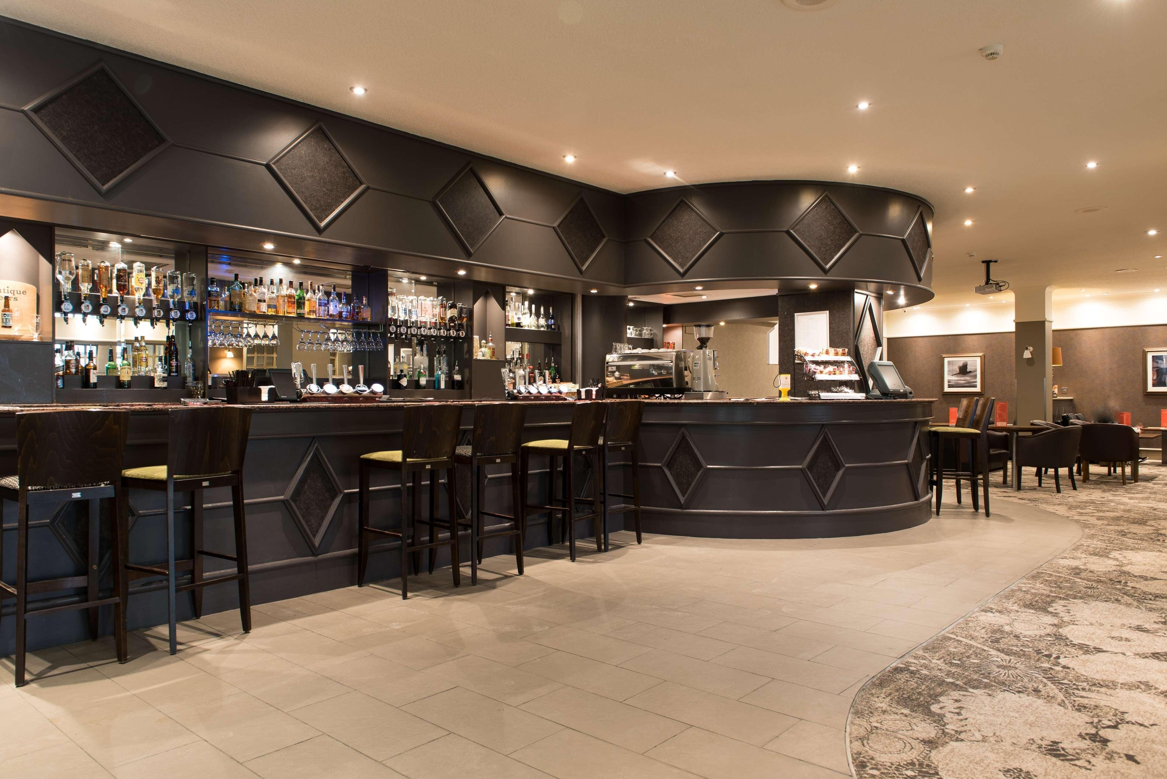 Serves lunch and dinner