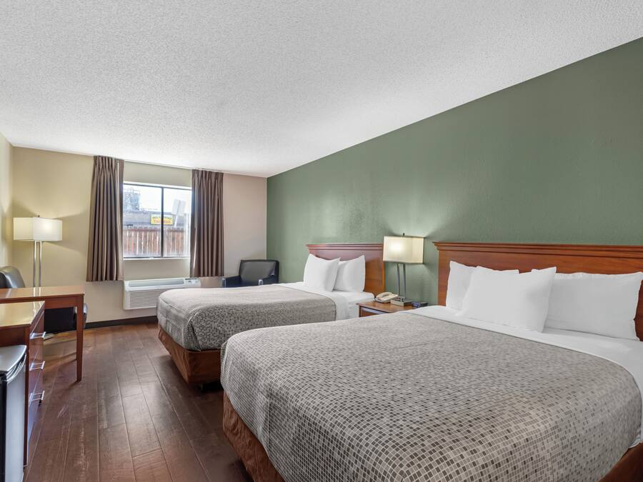 Standardzimmer, 2 Queen-Betten, Nichtraucher | Schreibtisch, Babybetten, Zustellbetten, kostenloses WLAN