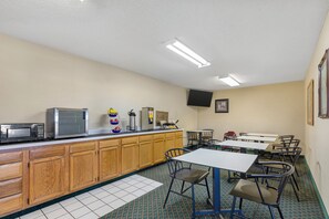 Free daily continental breakfast  - Econo Lodge Longmont East (Longmont)