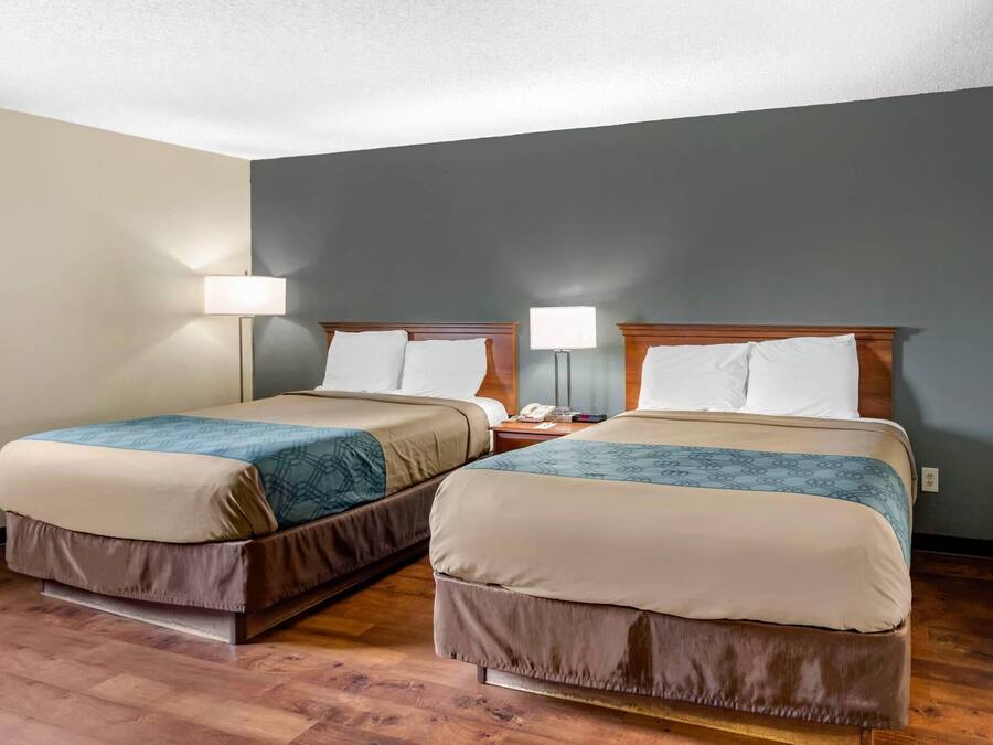 Escrivaninha, berços (sobretaxa), camas extras/dobráveis (sobretaxa)