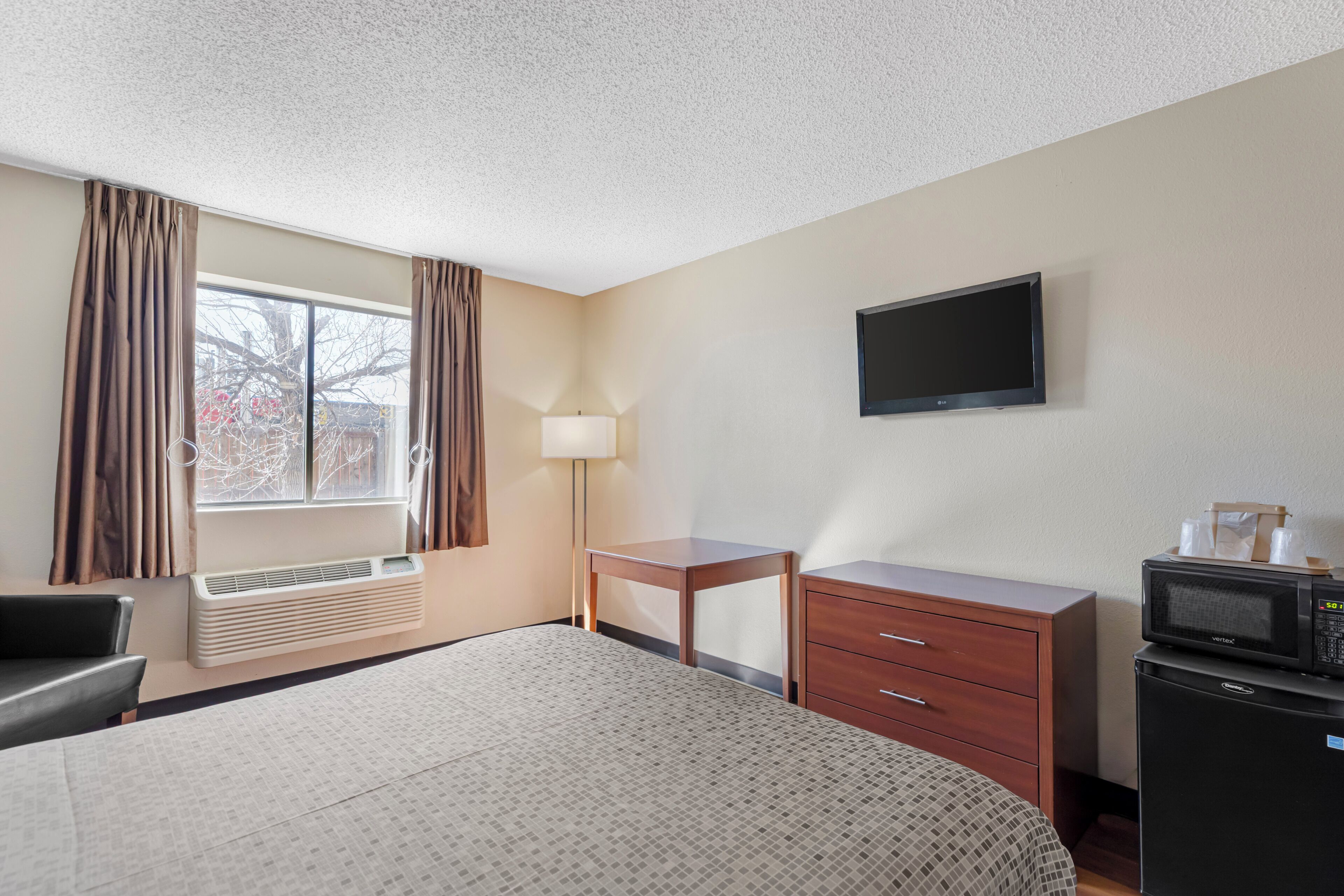 Room, 1 Katil Ratu (Queen), Accessible, Non Smoking | Ruang tamu | 42 inci televisyen skrin rata dengan satelit 