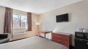 Room, 1 Katil Ratu (Queen), Accessible, Non Smoking | Ruang tamu | 42 inci televisyen skrin rata dengan satelit