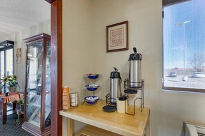 Free daily continental breakfast - Econo Lodge Longmont East (Longmont)