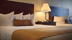 Chambre Standard, 2 lits doubles, non-fumeurs, réfrigérateur et four à micro-ondes (Pet Friendly) | Literie de qualité supérieure, bureau, fer et planche à repasser