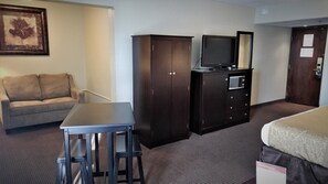 普通套房, 1 張特大雙人床, 非吸煙房, 雪櫃和微波爐 | 高級寢具、書桌、熨斗/熨衫板、免費嬰兒床