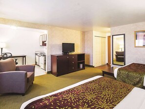 Premium bedding, desk, blackout drapes, soundproofing - La Quinta Inn & Suites by Wyndham Woodburn (Woodburn)